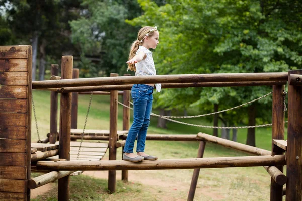 Flicka som leker på en lekplats tur i parken — Stockfoto