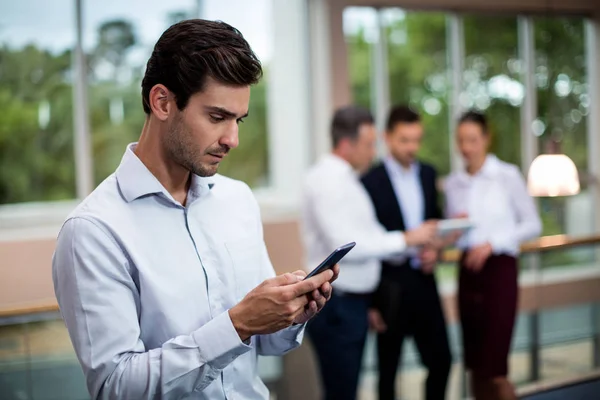 Executivo de negócios masculino usando telefone móvel — Fotografia de Stock