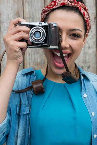 Fotógrafo con cámara antigua — Foto de Stock