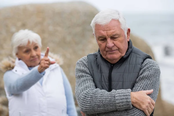 Seniorenpaar streitet miteinander — Stockfoto
