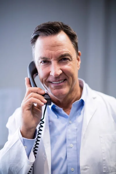 Портрет лікаря-чоловіка, що взаємодіє по телефону — стокове фото