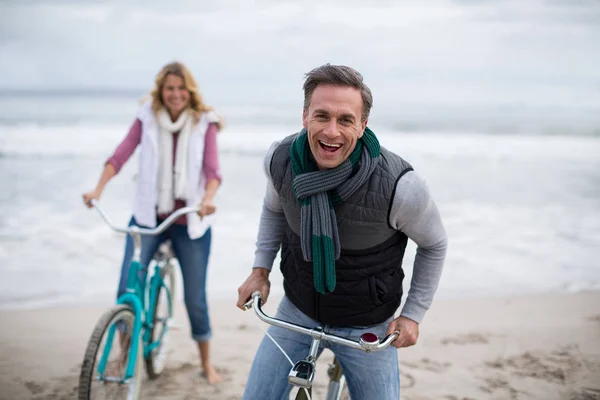 Coppia matura in bicicletta sulla spiaggia — Foto Stock