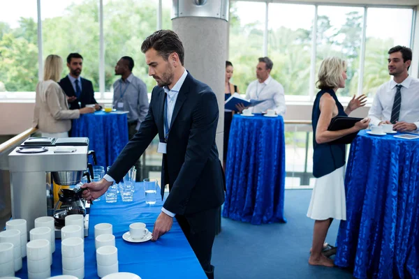 Ejecutivo de negocios tomando café de cafetera — Foto de Stock