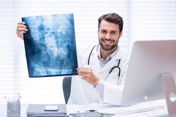X 線を調べる男性医師の肖像画 — ストック写真