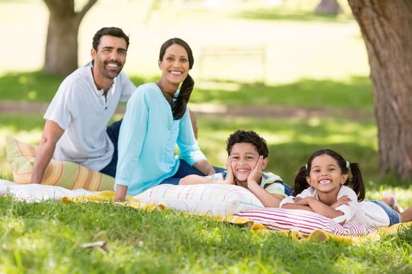 Glückliche Familie genießt zusammen in einem Park — Stockfoto