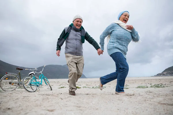 Couple aîné s'amuser ensemble à la plage — Photo