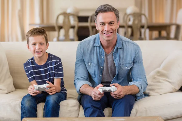 Apa és fia videojáték játszott a nappaliban — Stock Fotó
