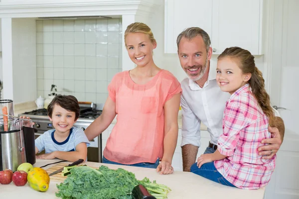 Portrait de parents et de leurs deux enfants debout dans la cuisine — Photo