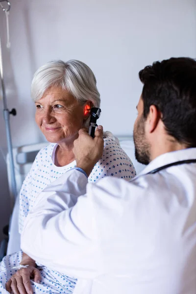 Dokter memeriksa telinga pasien dengan otoskop — Stok Foto