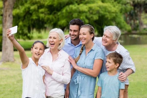 Multi generatie familie in park — Stockfoto