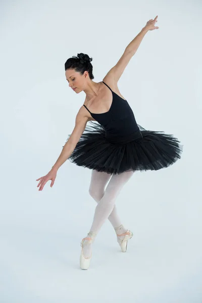 Balerina gyakorló balett tánc — Stock Fotó