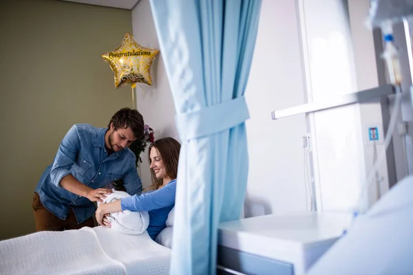 Pareja con su bebé recién nacido en la sala — Foto de Stock