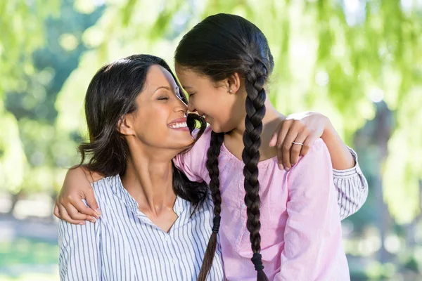 Mutter umarmt ihre Tochter im Park — Stockfoto