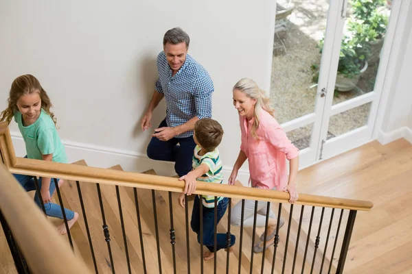 Genitori e bambini che camminano di sopra a casa — Foto Stock