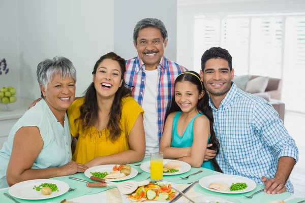 Щаслива сім'я мульти-покоління, що їсть на столі вдома — стокове фото