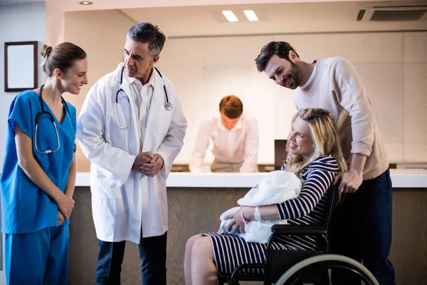 Doctors and patient interacting with each other — Stock Photo, Image