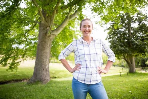 Gelukkig moeder in park — Stockfoto