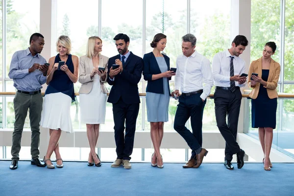 Dirigenti aziendali che utilizzano il telefono cellulare — Foto Stock