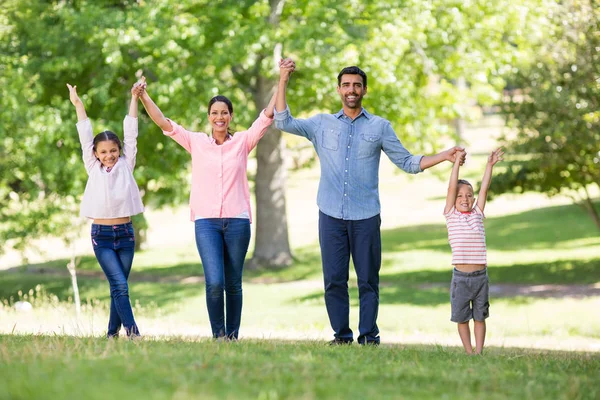 Retrato de familia feliz disfrutando juntos en el parque — Foto de Stock