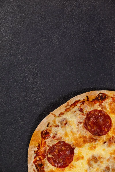 Deliciosa pizza italiana servida sobre fondo gris — Foto de Stock