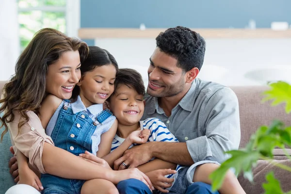 Ouders en kinderen plezier in woonkamer — Stockfoto