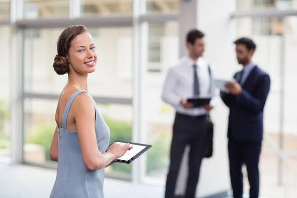 Vrolijke zakenvrouw houden digitale tablet bij conferentiecentrum — Stockfoto