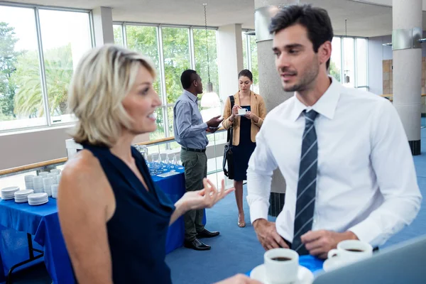 Business executives interacting with each other during break — Stock Photo, Image