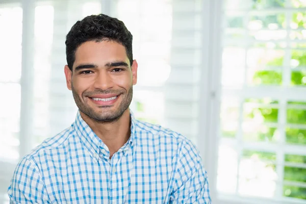 Portrait of man in living room — Stock Photo, Image