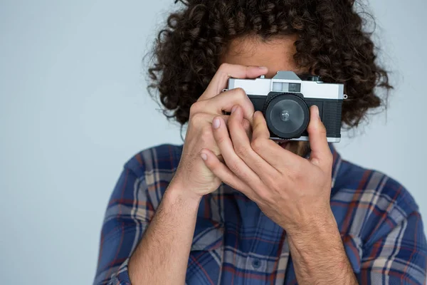 Mužské fotograf staré staromódní fotoaparátem — Stock fotografie