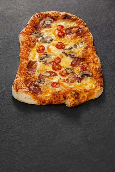 Deliciosa pizza italiana servida sobre fondo gris — Foto de Stock