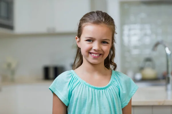 Portrait de jolie fille souriante — Photo