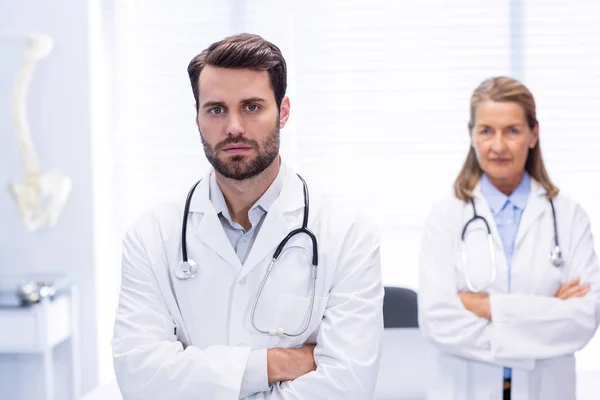 Retrato de médicos de pie con los brazos cruzados —  Fotos de Stock