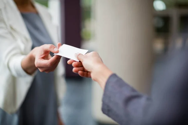 Bedrijfsleiders uitwisselen van visitekaartje — Stockfoto