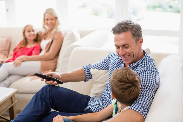 Vader en zoon interactie met elkaar terwijl u tv kijkt in de woonkamer — Stockfoto