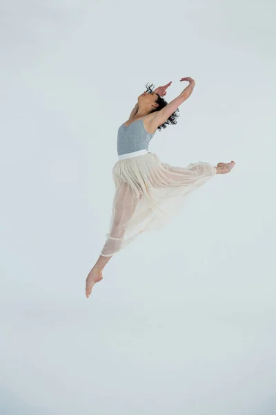 Ballerina che pratica la danza contemporanea — Foto Stock