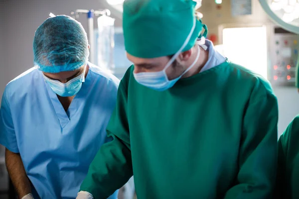 Equipe médica executando a operação em uma sala de cirurgia — Fotografia de Stock