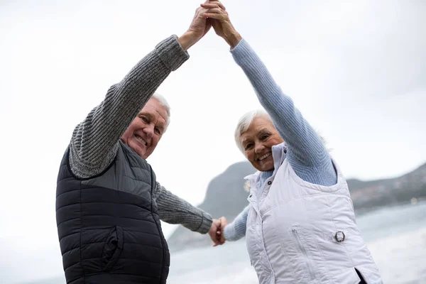 Portret senior para wspólna zabawa na plaży — Zdjęcie stockowe