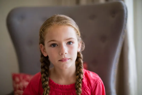 Portret van schattig meisje zit op stoel — Stockfoto