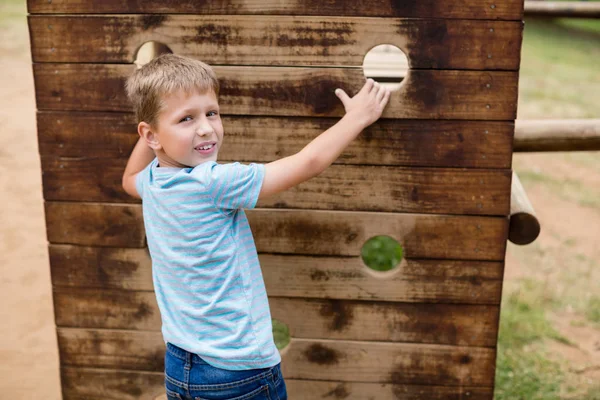 Jongen klimmen op een rit van de speeltuin in park — Stockfoto