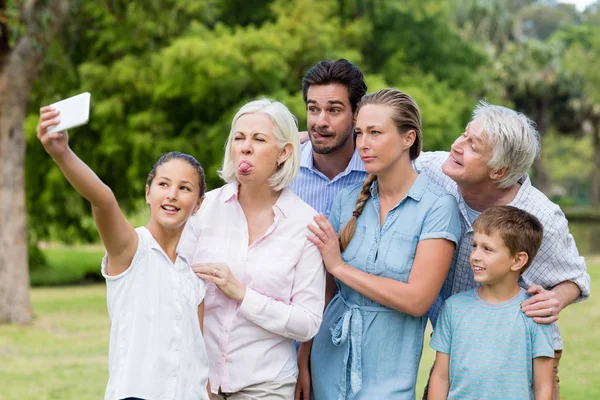 Flera generation familj i park — Stockfoto