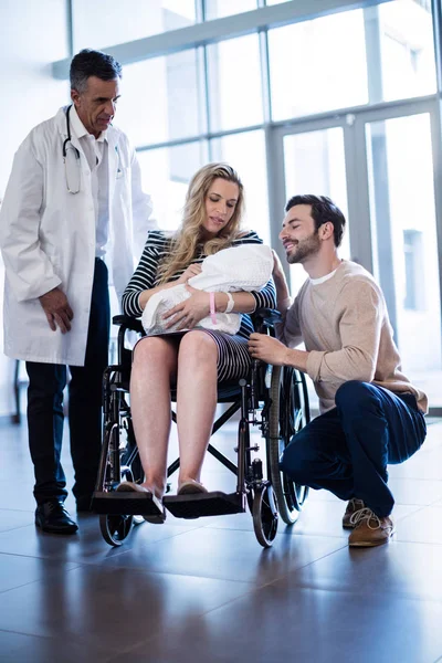 Couple looking at their newborn baby — Stock Photo, Image