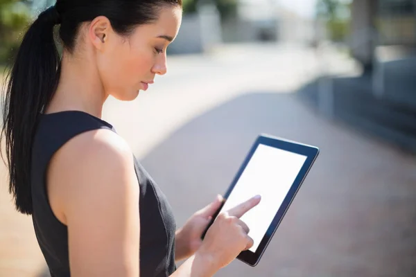 Zakenvrouw die digitale tablet gebruikt — Stockfoto