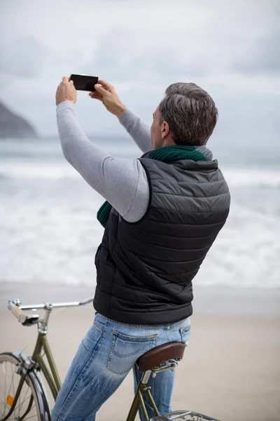 Hombre maduro fotografiando paisajes usando teléfono celular —  Fotos de Stock