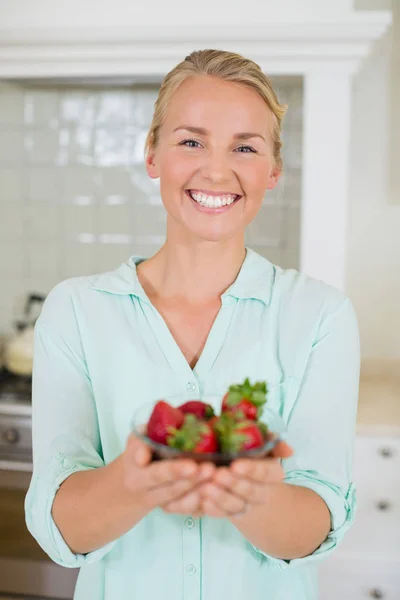 Mulher bonita segurando vidro de morango na cozinha — Fotografia de Stock