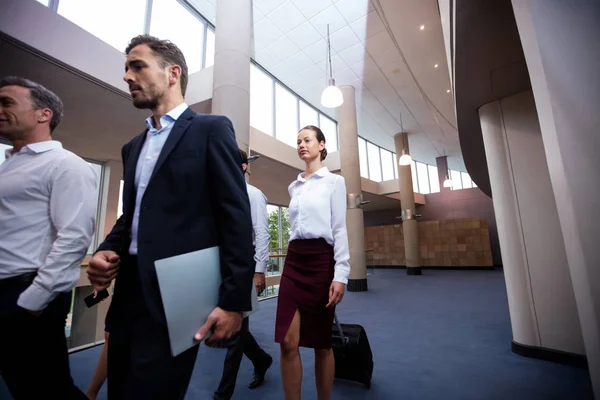 Ejecutivos de negocios caminando en un vestíbulo del centro de conferencias —  Fotos de Stock