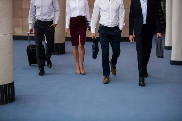 Ejecutivos de negocios caminando en un vestíbulo del centro de conferencias — Foto de Stock