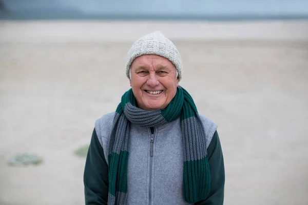 Ritratto di uomo anziano in piedi sulla spiaggia — Foto Stock