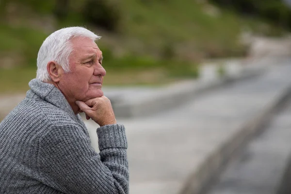 Uomo anziano seduto sui gradini — Foto Stock