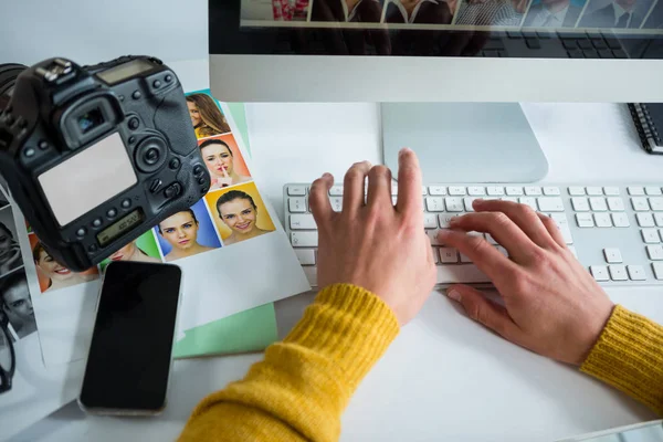 Photographer working over computer at desk — Stock Photo, Image