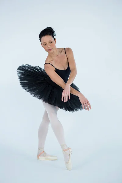 Ballerina übt Balletttanz — Stockfoto